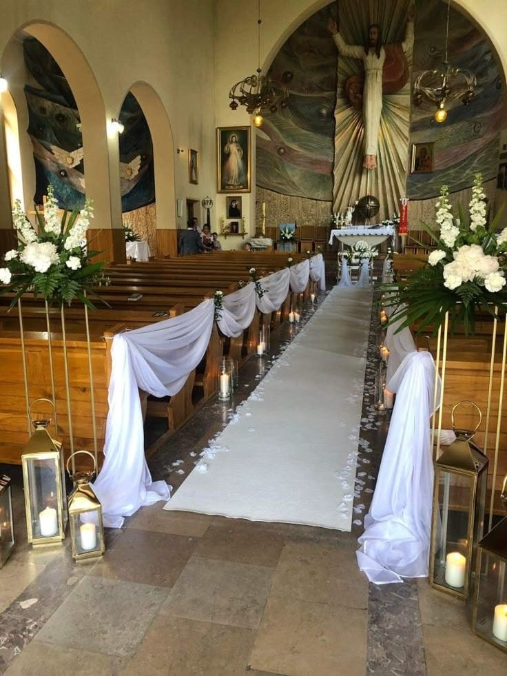 Entrada a iglesia decorada